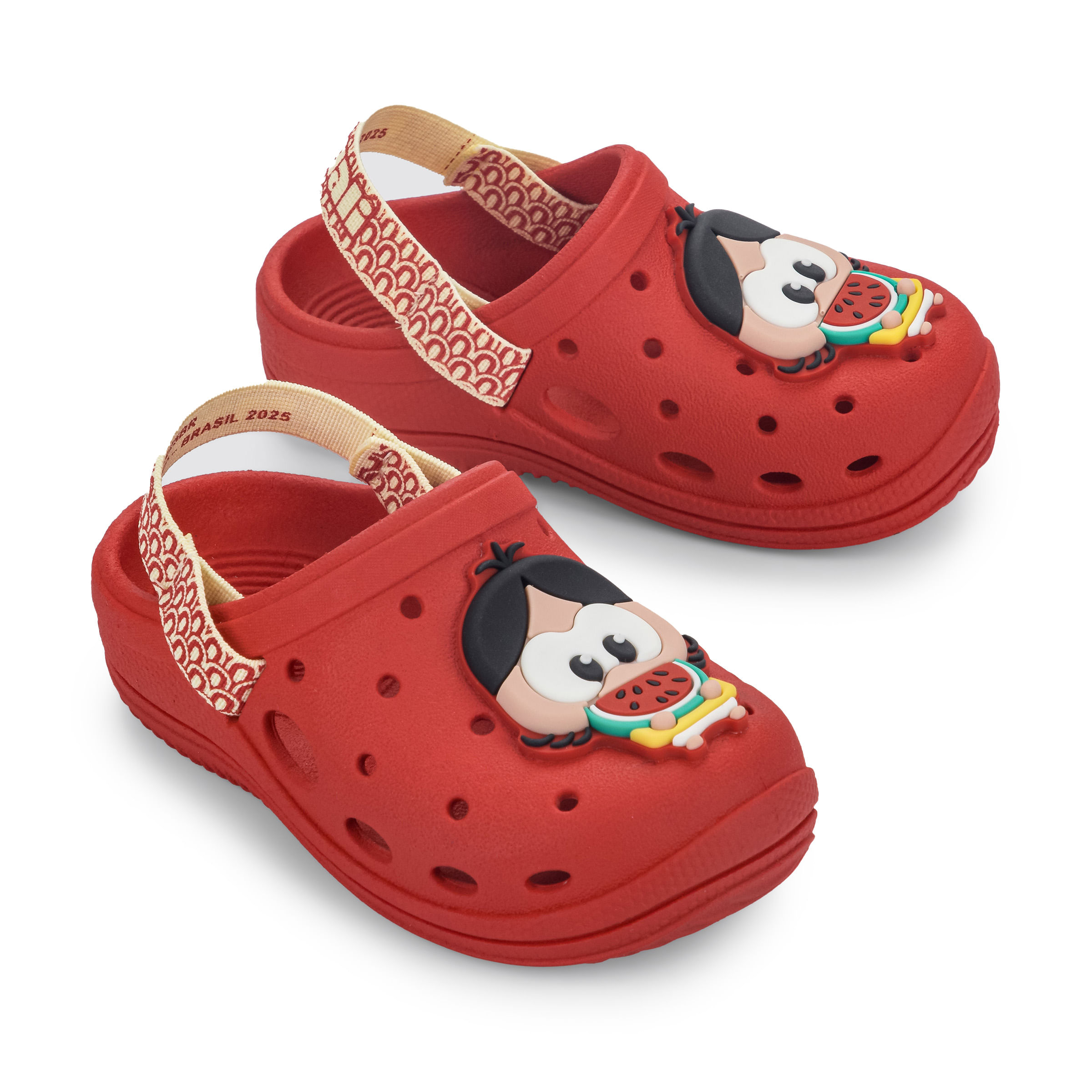 Babuche infantil vermelho com estampa Magali visto em ângulo, destacando conforto e estilo.