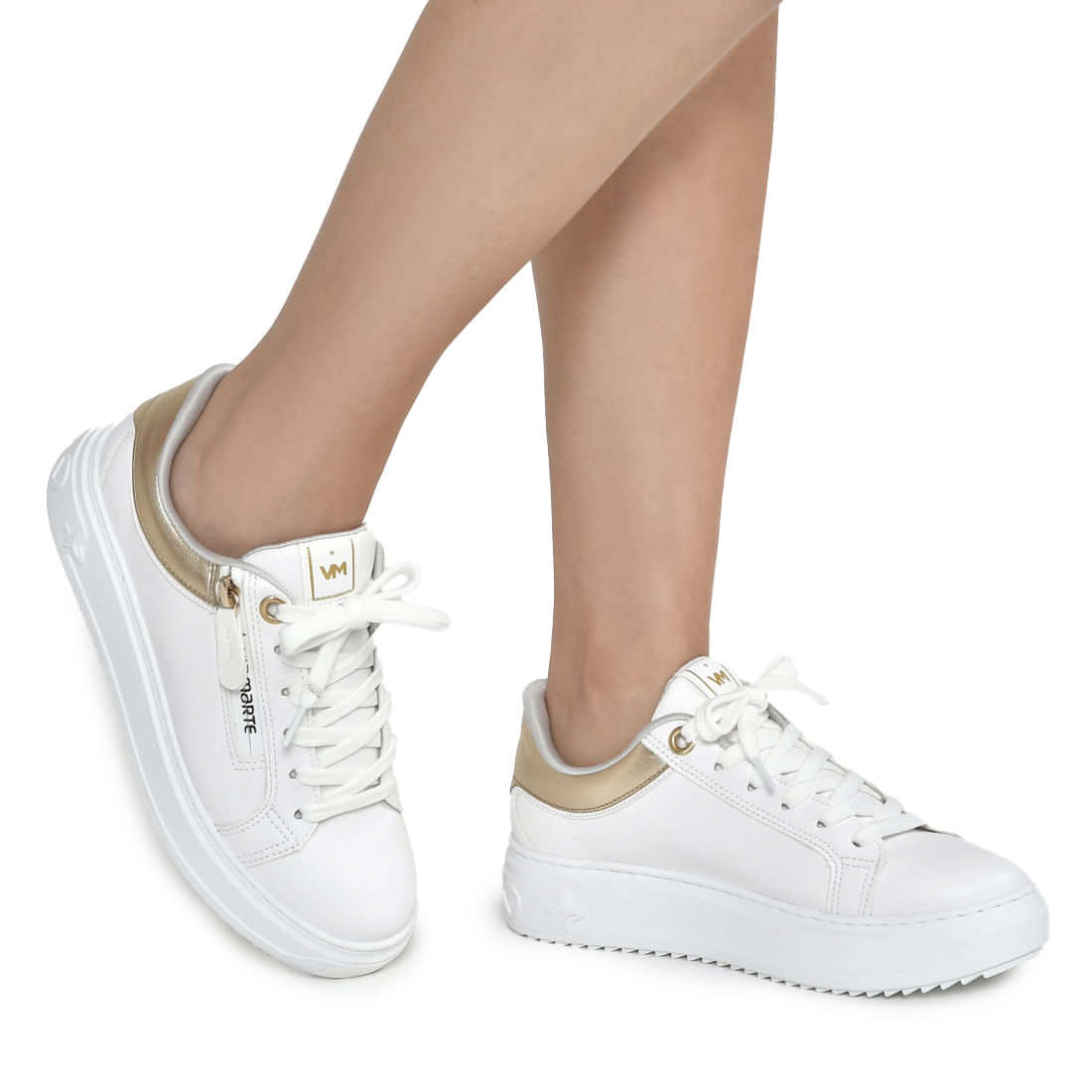 Tênis casual feminino Via Marte branco com detalhes dourados metalizados, material napa com acabamento metalizado, fechamento por cadarço e zíper lateral decorativo.