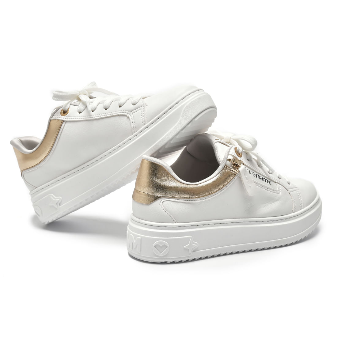 Vista lateral do tênis casual feminino Via Marte branco com detalhes dourados metalizados, mostrando acabamento e solado em relevo.