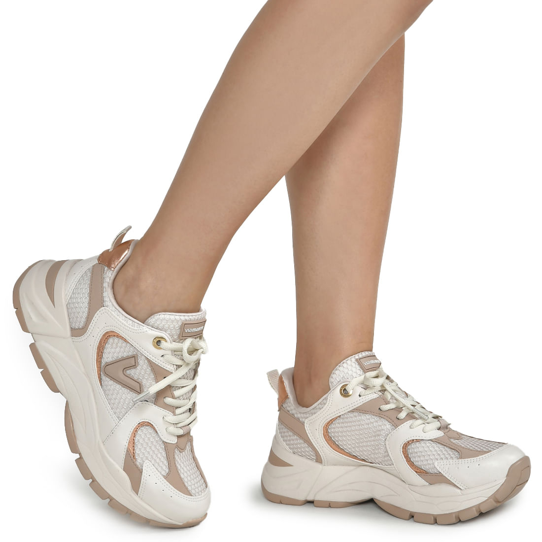 Tênis casual feminino Via Marte na cor creme, com detalhes em napa, tela e nobuck, fechamento em cadarço e solado robusto em borracha bege.