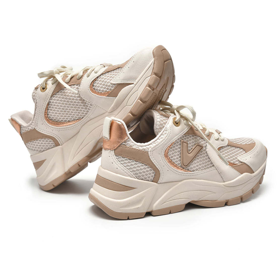 Par de tênis casual feminino Via Marte creme com solado antiderrapante e design robusto.