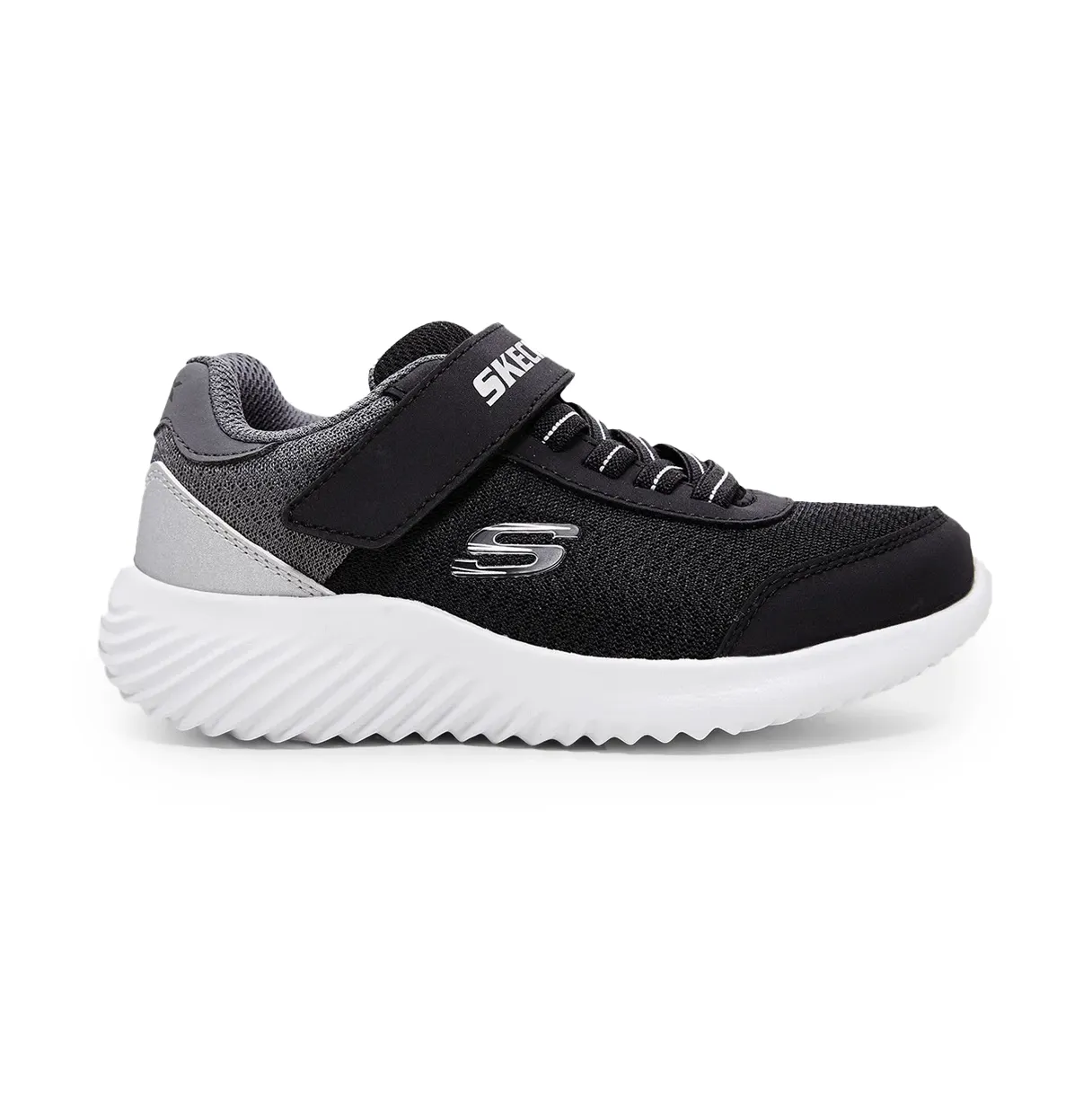Tênis infantil masculino Skechers Bounder preto com detalhes prata, fechamento cadarço elástico e velcro, material poliuretano e mesh, solado branco em EVA com design ondulado
