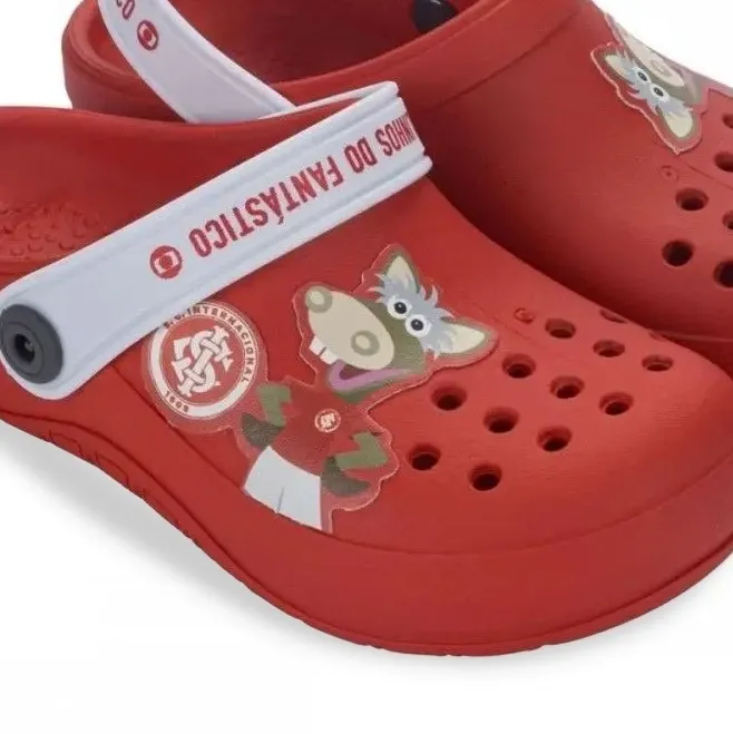 Close lateral da babuche infantil vermelha Grendene Kids com detalhes da estampa e ventilação