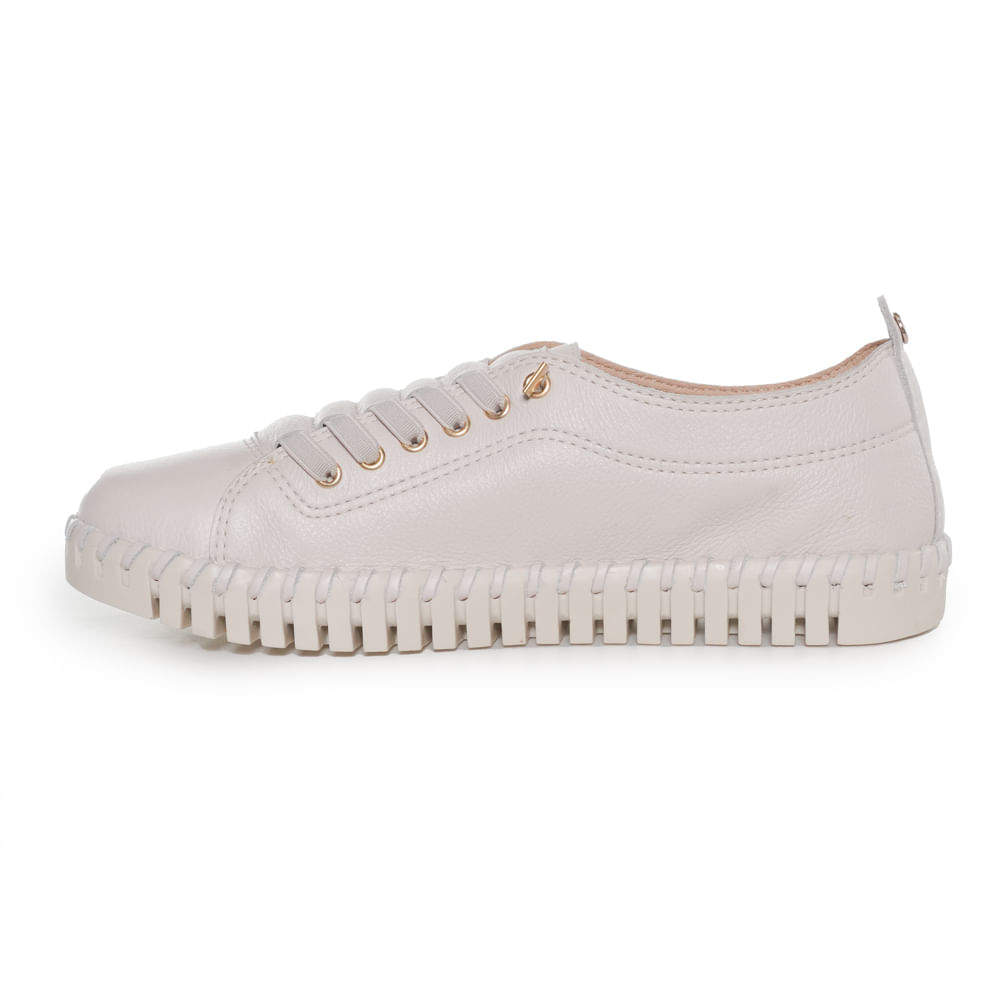 Tênis Bottero off white vista lateral com detalhes em ilhós dourados e solado tratorado