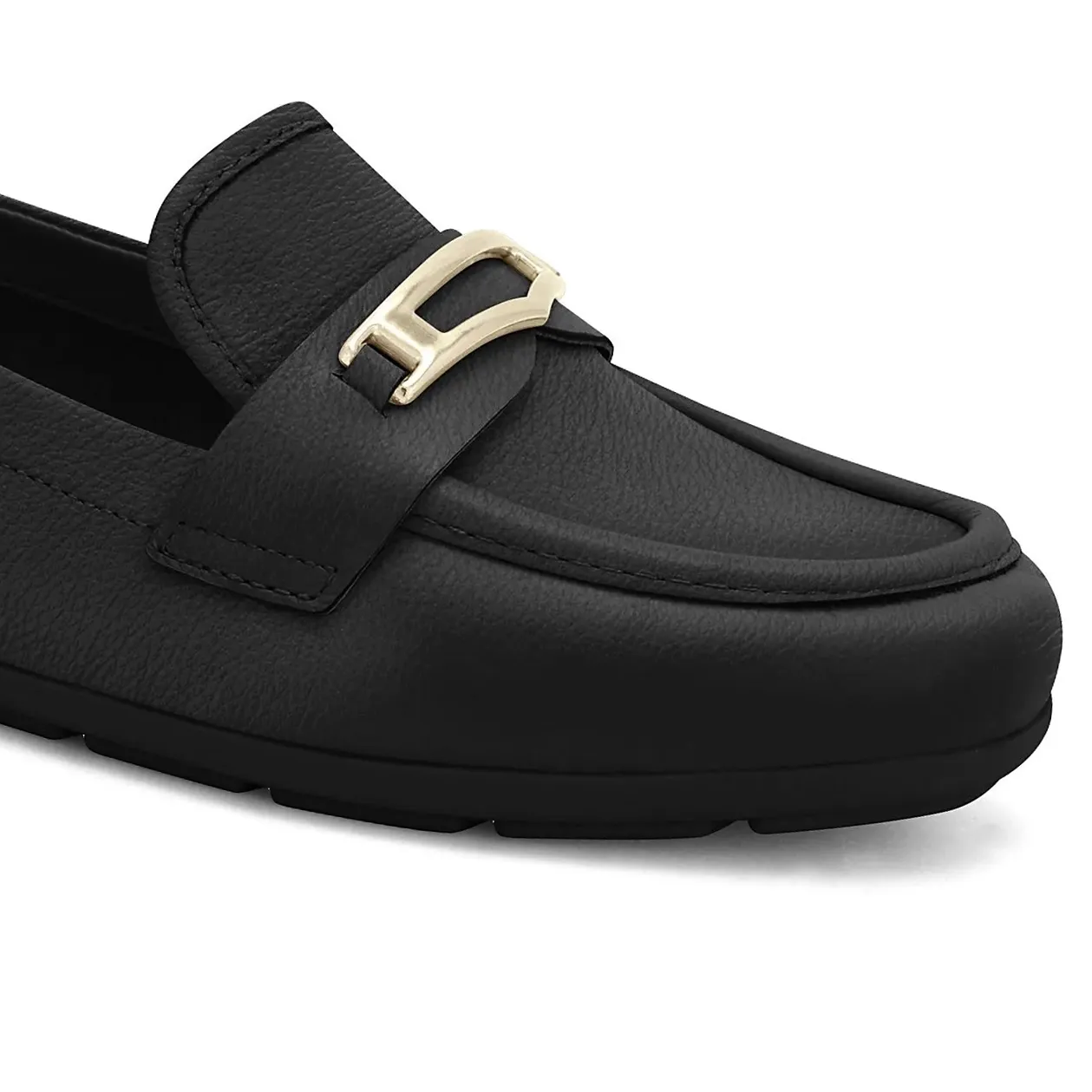 Detalhe lateral do sapato mocassim feminino preto Comfortflex mostrando a fivela dourada e textura do couro