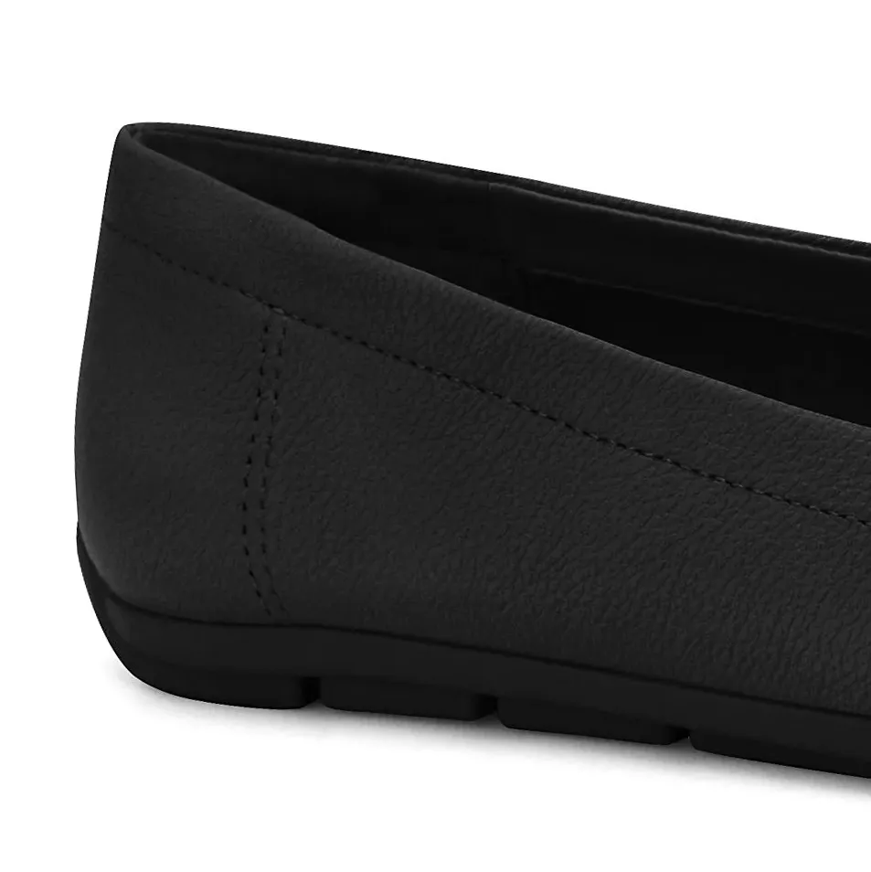 Detalhe traseiro do sapato mocassim Comfortflex preto mostrando costura reforçada e sola antiderrapante