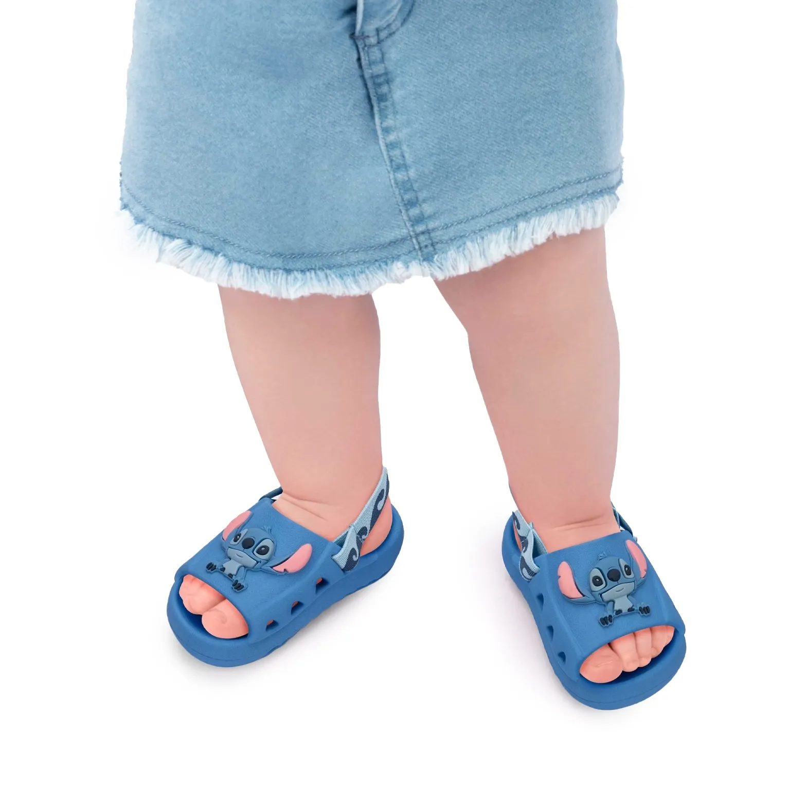 Chinelo infantil masculino Grendene azul com personagem Stitch em relevo e tira ajustável