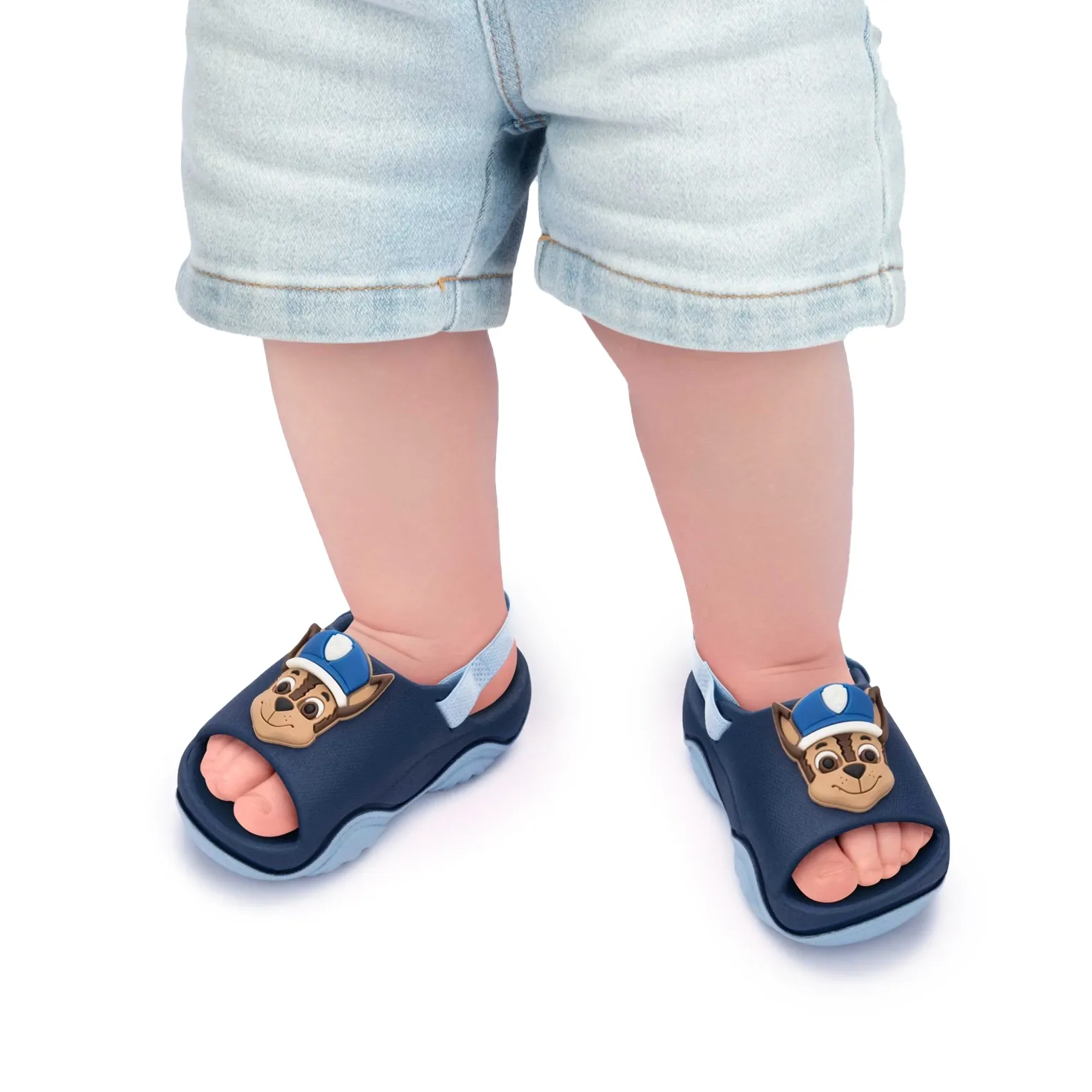 Chinelo infantil Grendene azul com detalhes do Chase em pé de criança