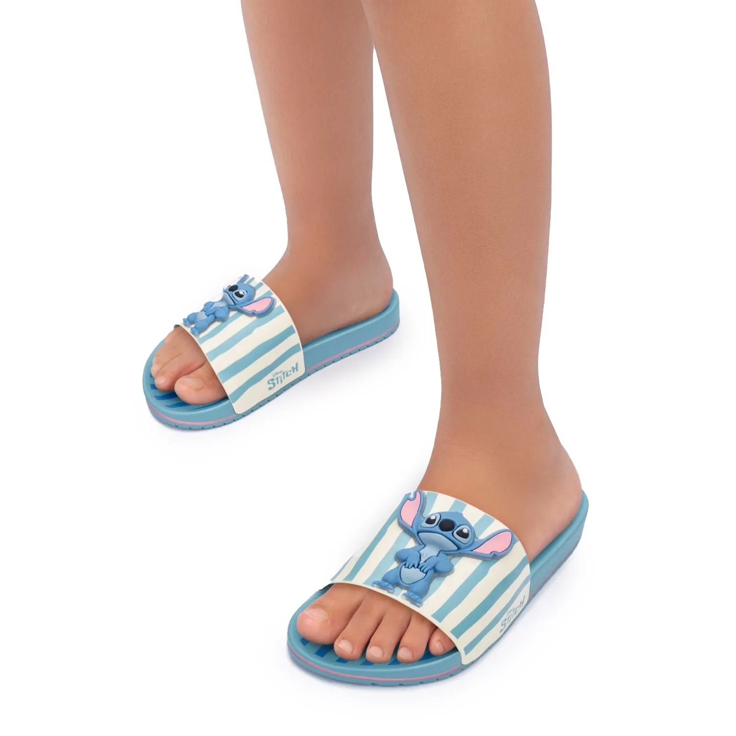 Chinelo infantil masculino Grendene modelo 23285 em borracha azul com bege, com personagem Stitch em relevo na tira larga listrada.