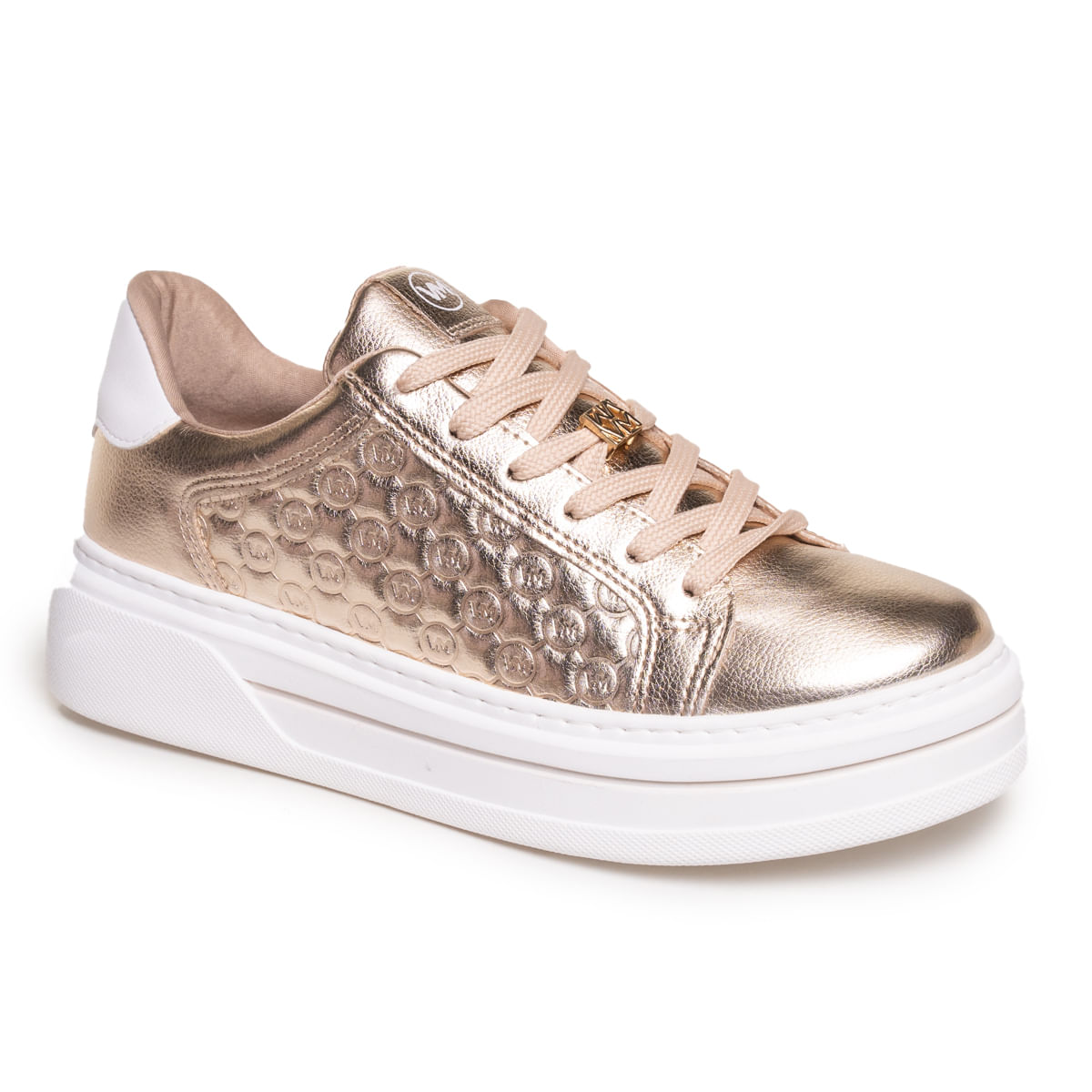 Tênis feminino dourado metalizado isolado em fundo branco com solado branco plataforma