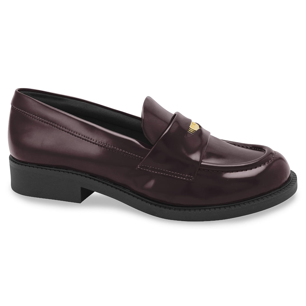 Sapato mocassim feminino Quiz modelo Cabernet em verniz bordô com detalhe dourado e salto baixo