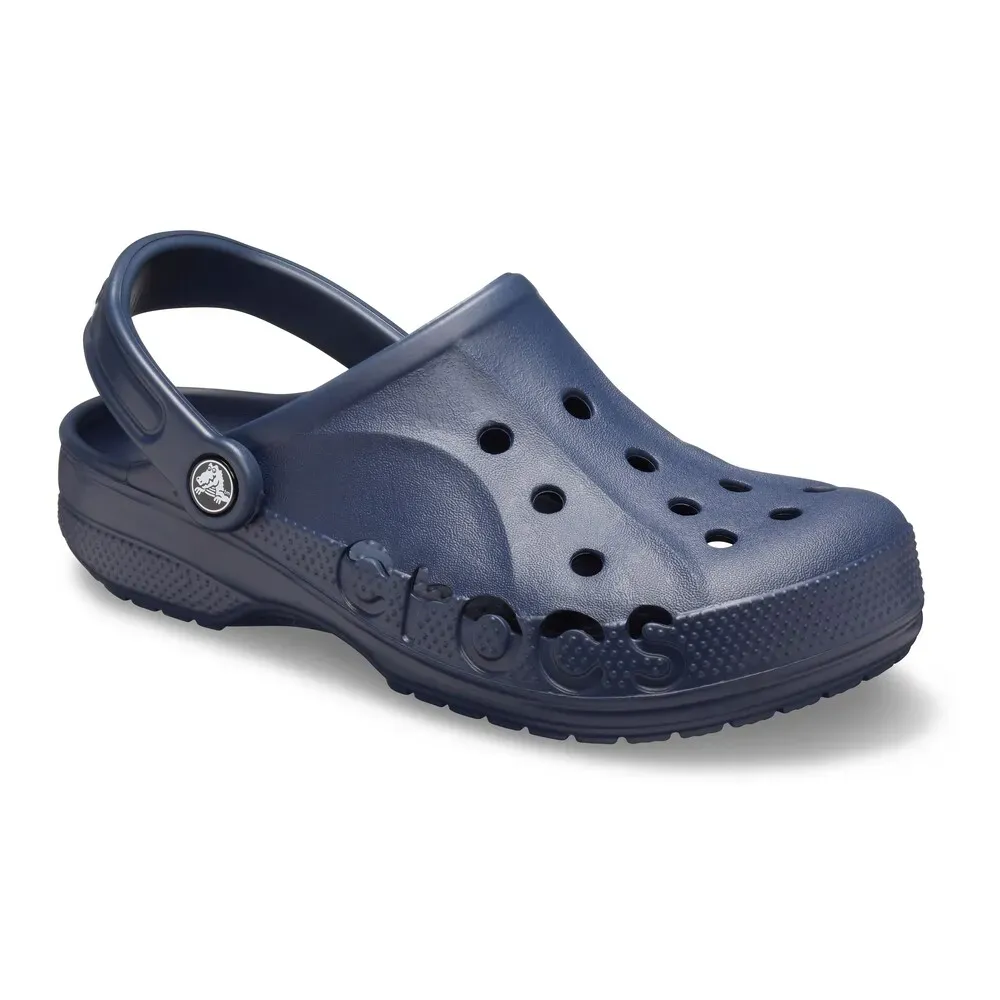 Vista frontal do babuche Crocs unissex marinho mostrando detalhes dos furos e design