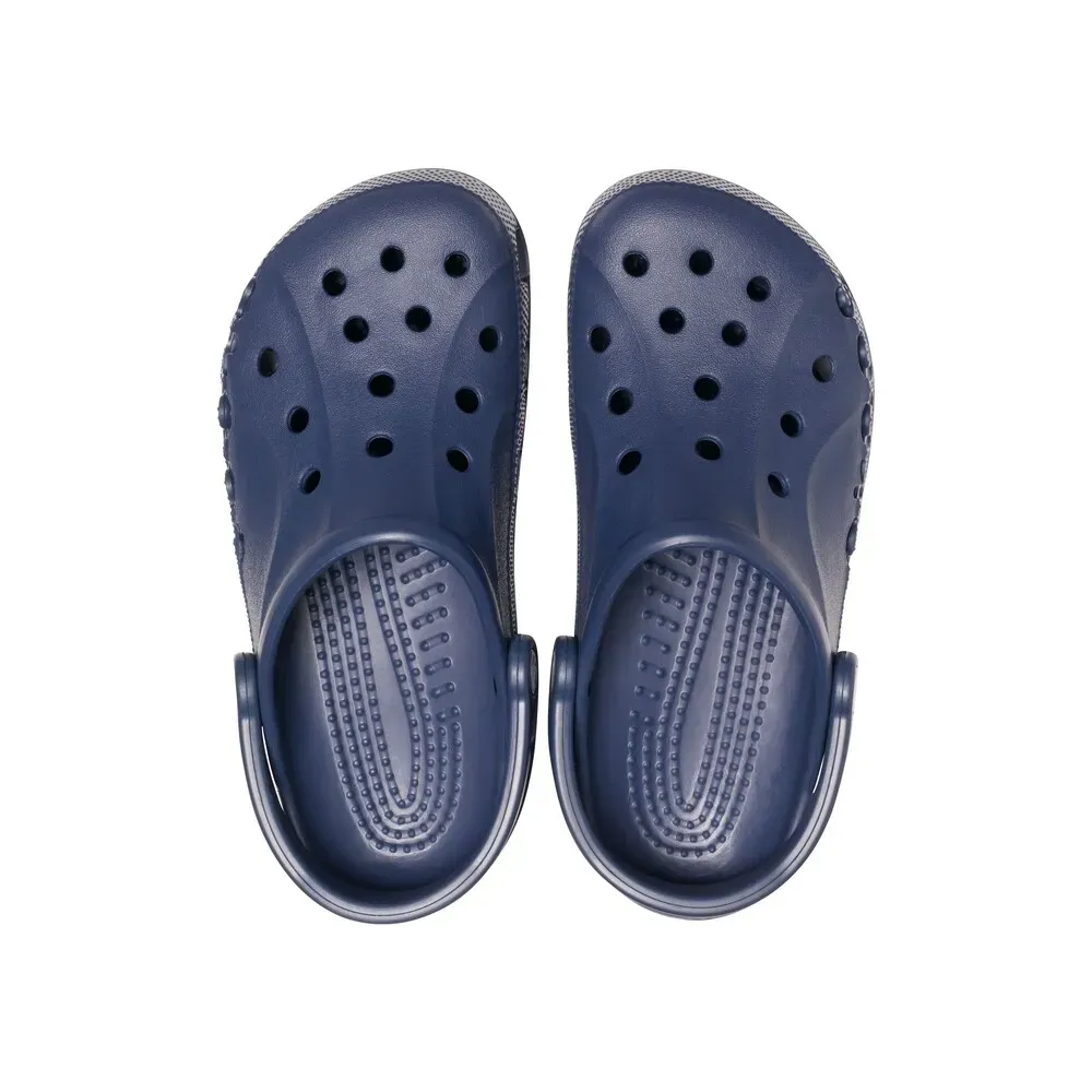 Vista superior do babuche Crocs unissex marinho destacando textura e conforto