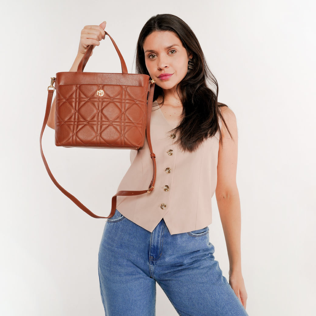 Bolsa tiracolo Modare avelã vista lateral com alça ajustável e fechamento por zíper