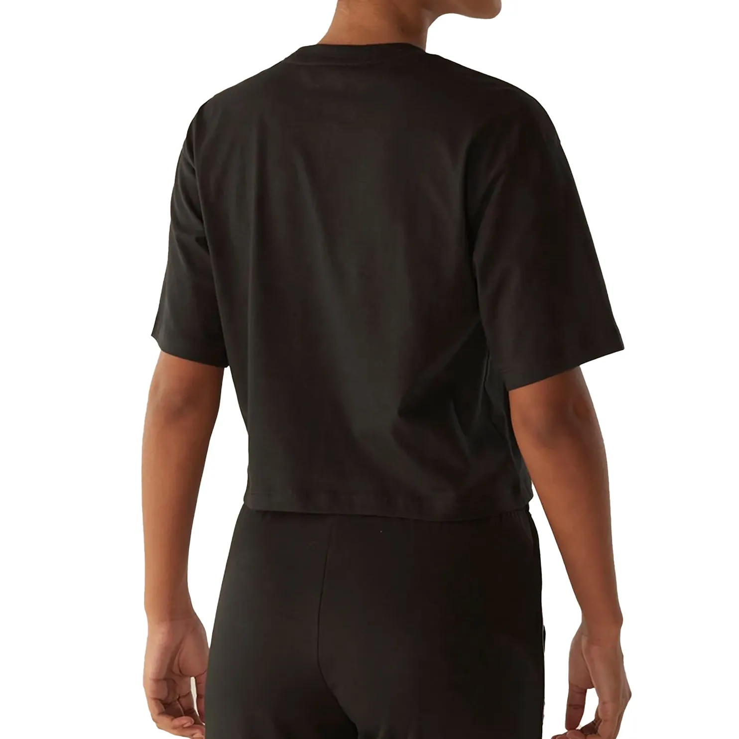 Vista traseira da blusa feminina preta Fila Crop Comfort com mangas curtas
