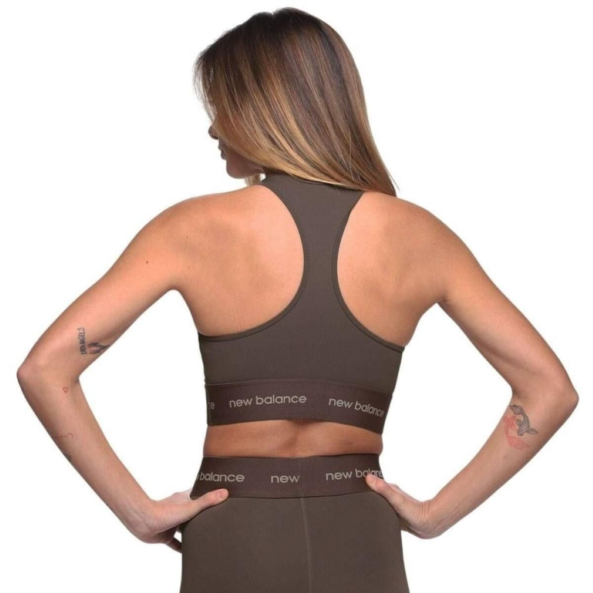 Vista lateral do Top New Balance Essentials Feminino Preto em modelo feminino
