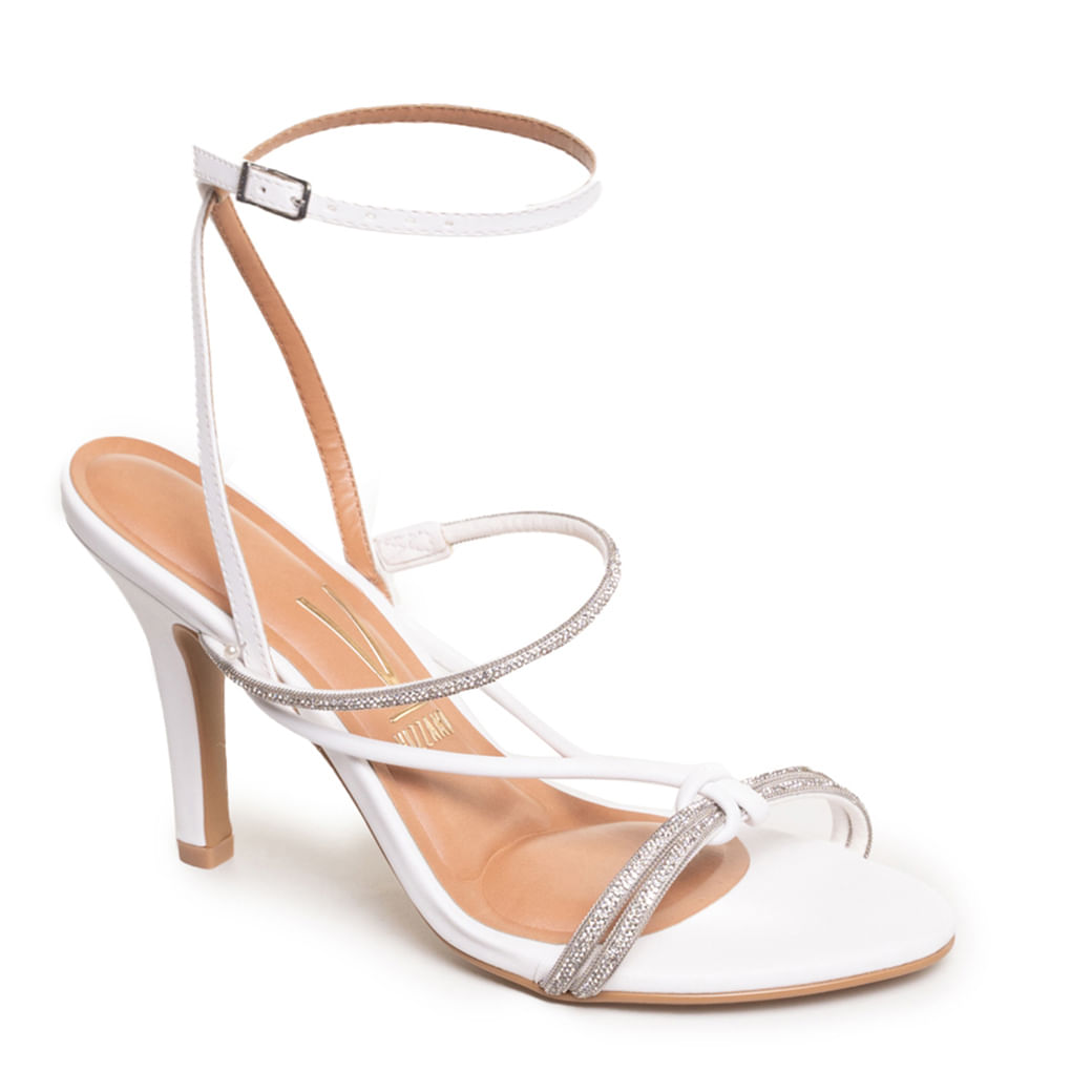 Sandália feminina branca vista em ângulo diagonal com tiras finas entrelaçadas e salto fino