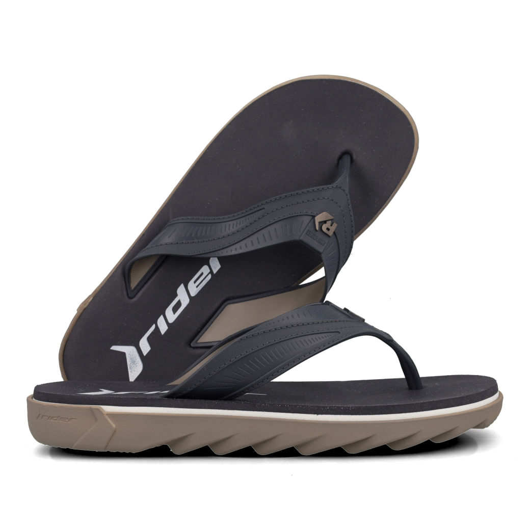 Chinelo Rider cinza com solado em EVA bege mostrando detalhes do solado ondulado e palmilha com logo