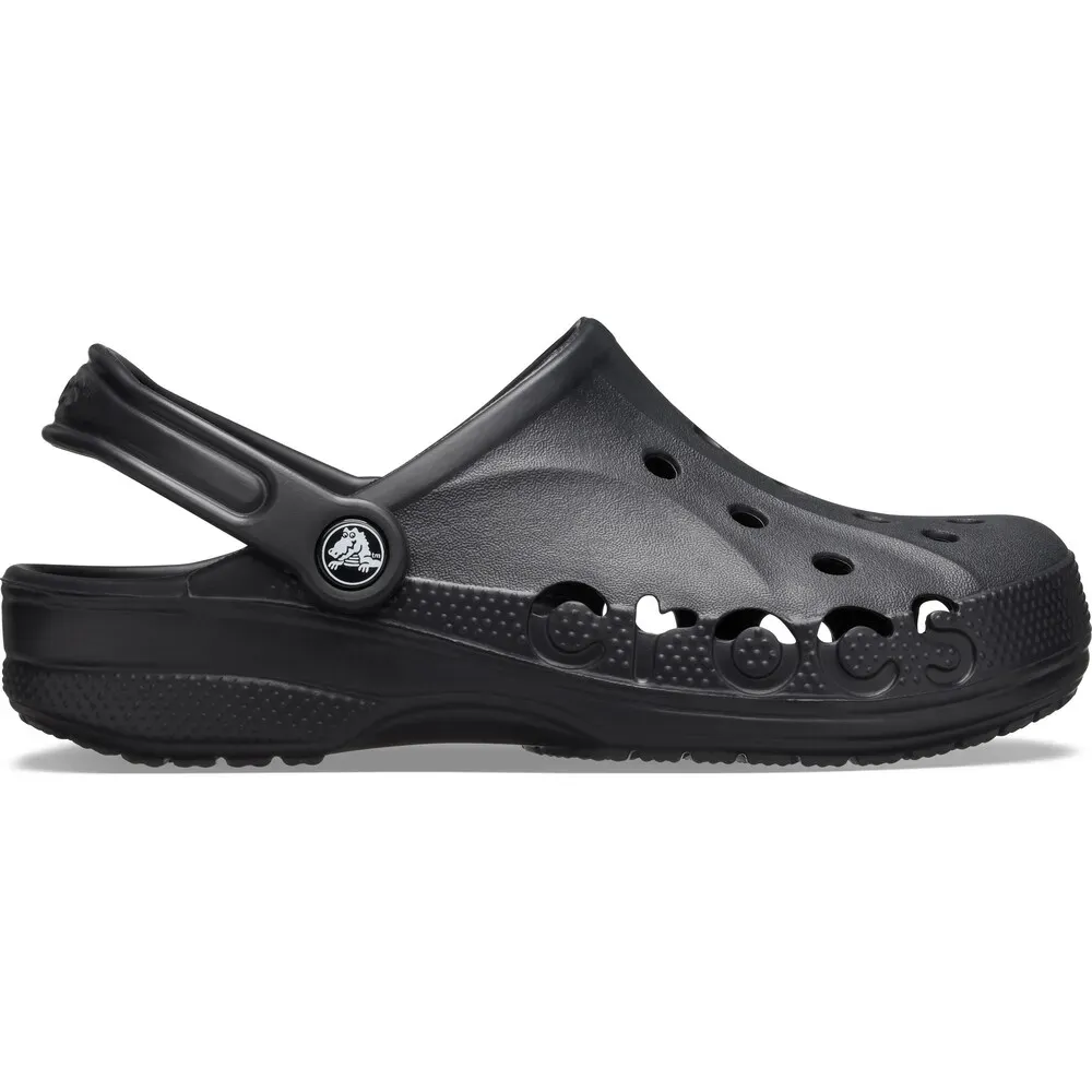 Babuche Crocs Casual Preto Unissex com furos de ventilação e tira ajustável no calcanhar em fundo branco