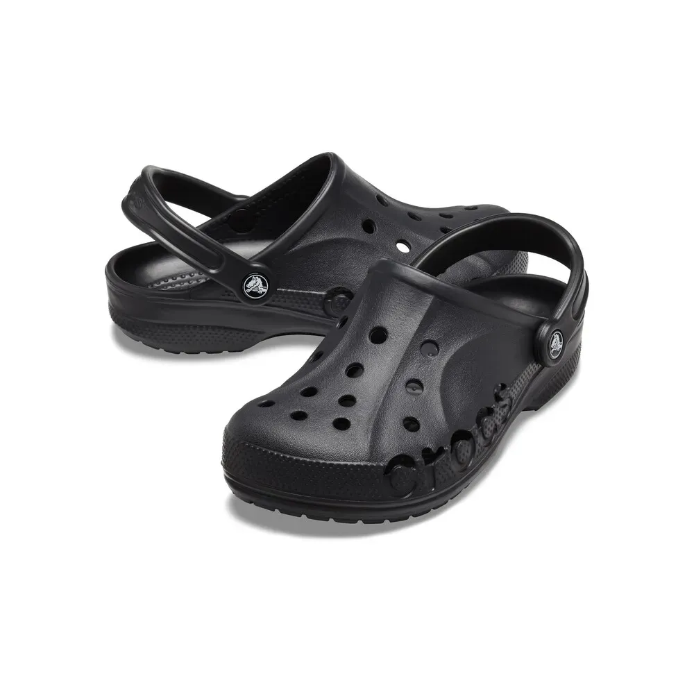 Par de mocassins Crocs pretos casual unissex com furos de ventilação e tira ajustável