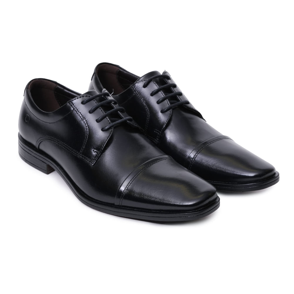 Par de sapatos sociais masculinos de couro preto com detalhes elegantes e cadarço