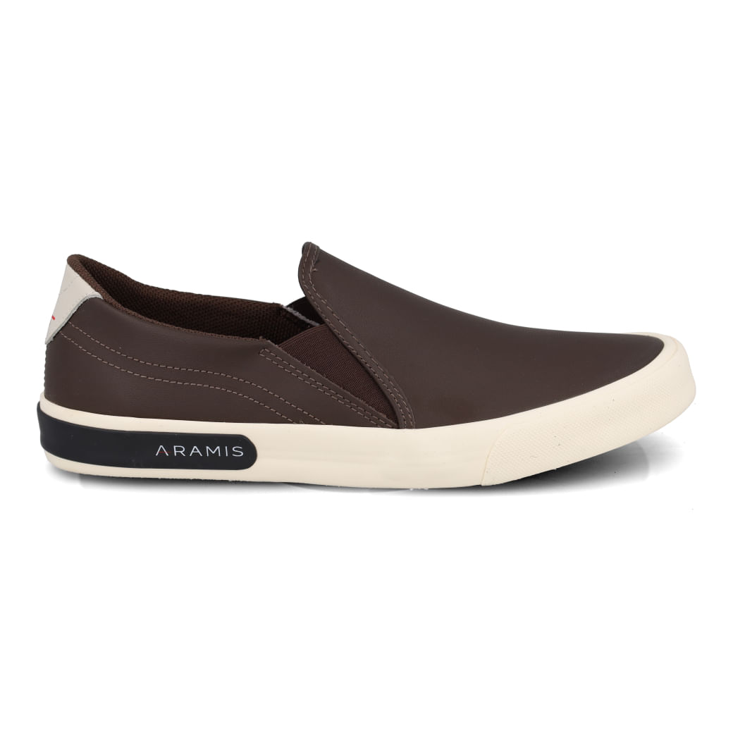 Tênis casual masculino slip on Aramis cor marrom com solado branco e detalhe preto na lateral