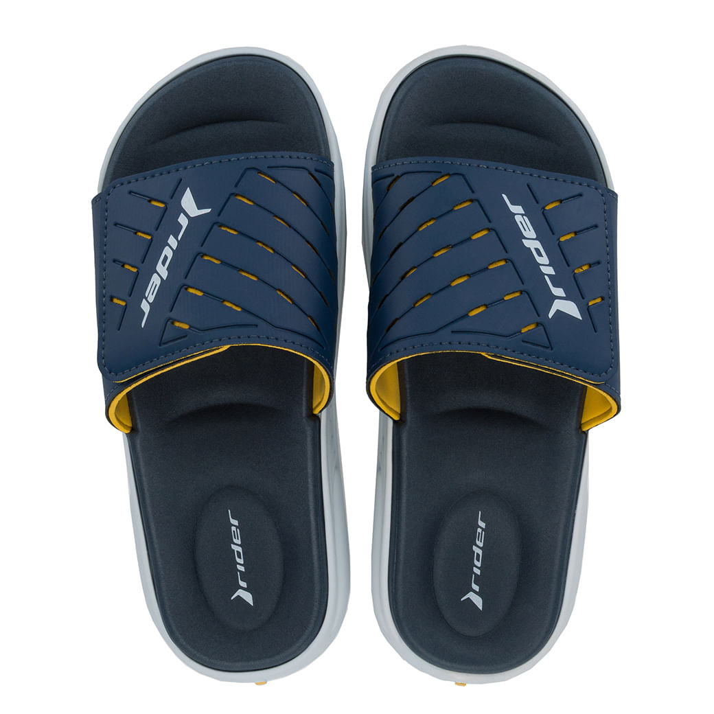Par de chinelos slide Rider azul marinho com detalhes amarelos vistos de cima