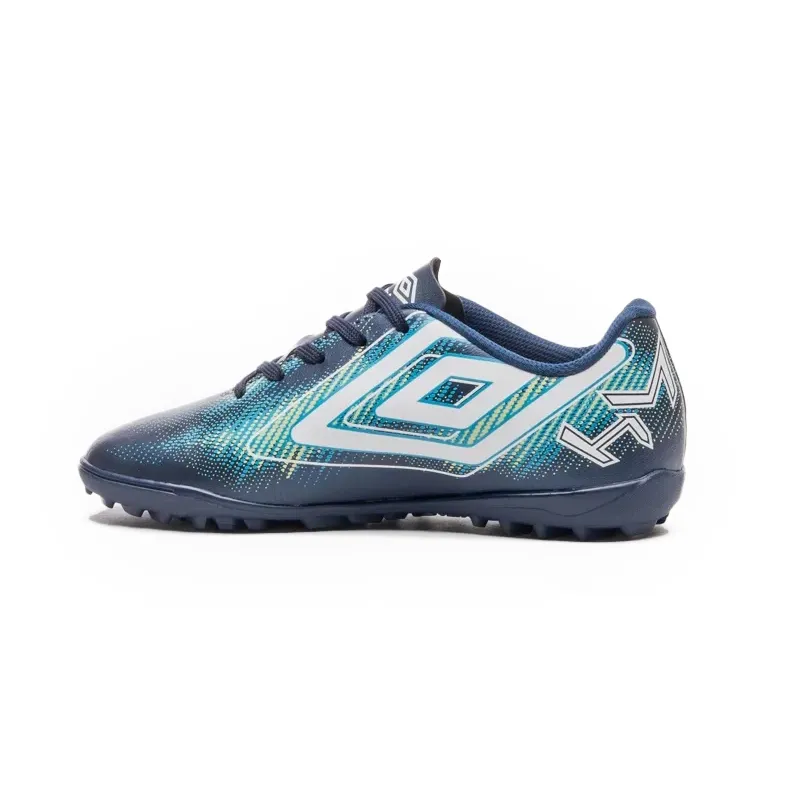 Chuteira infantil society Umbro Heatmap Jr na cor marinho, vista lateral direita mostrando o logo Umbro e sistema de travas