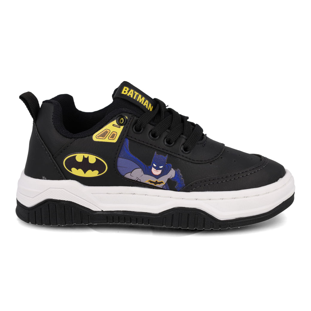 Tênis infantil casual preto com detalhes do Batman nas laterais, símbolo amarelo e personagem em azul e cinza, com cadarço preto e solado branco com base preta.