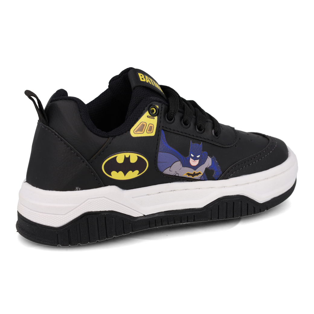 Tênis infantil preto com estampa Batman, vista traseira direita.