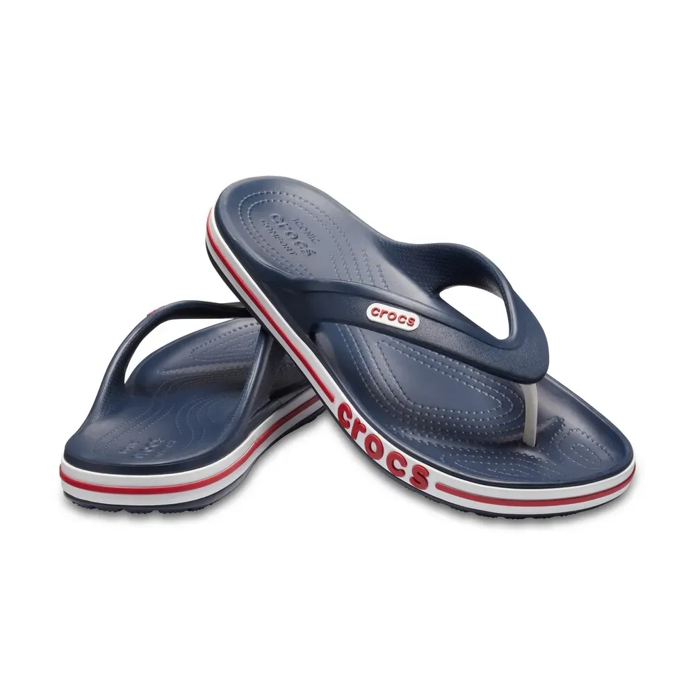 Par de chinelos Crocs masculinos na cor marinho com detalhes em vermelho e branco, destacando sola antiderrapante e logo Crocs.