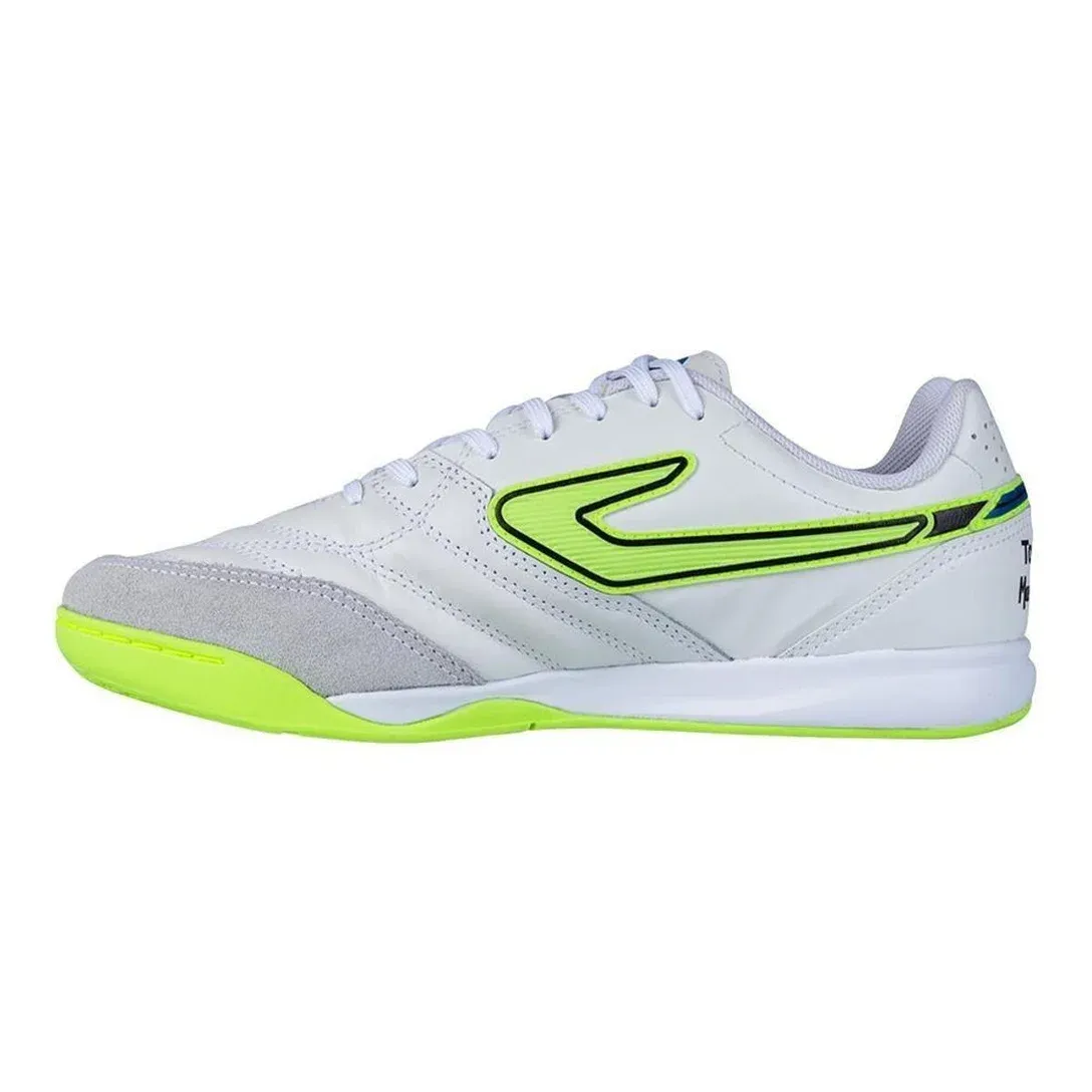 Vista lateral da chuteira Topper Maestro Pro V masculina branca com detalhes esportivos em verde neon e coral