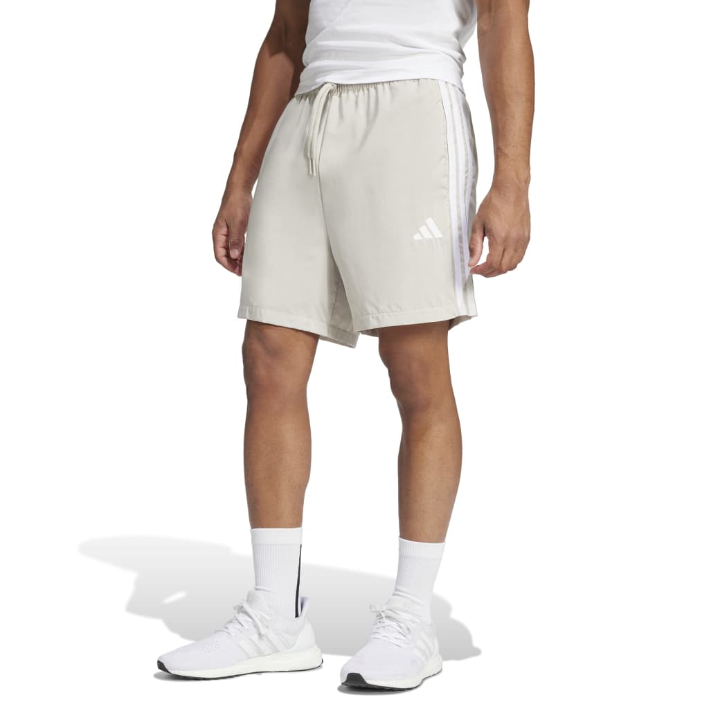 Shorts Adidas Chelsea masculino bege vista frontal com três listras brancas laterais