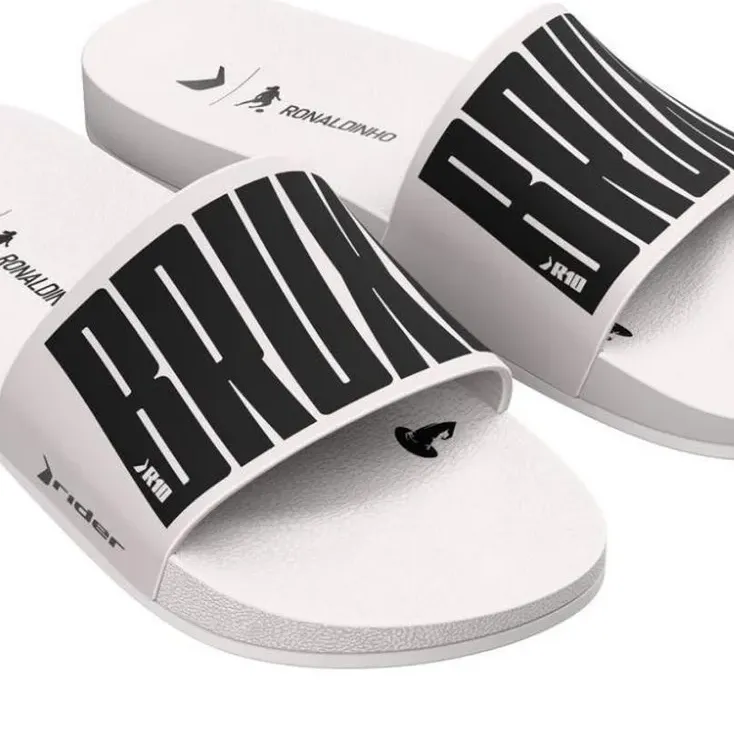 Chinelo slide masculino Rider branco com tira larga estampada 'BRUXO' e solado branco