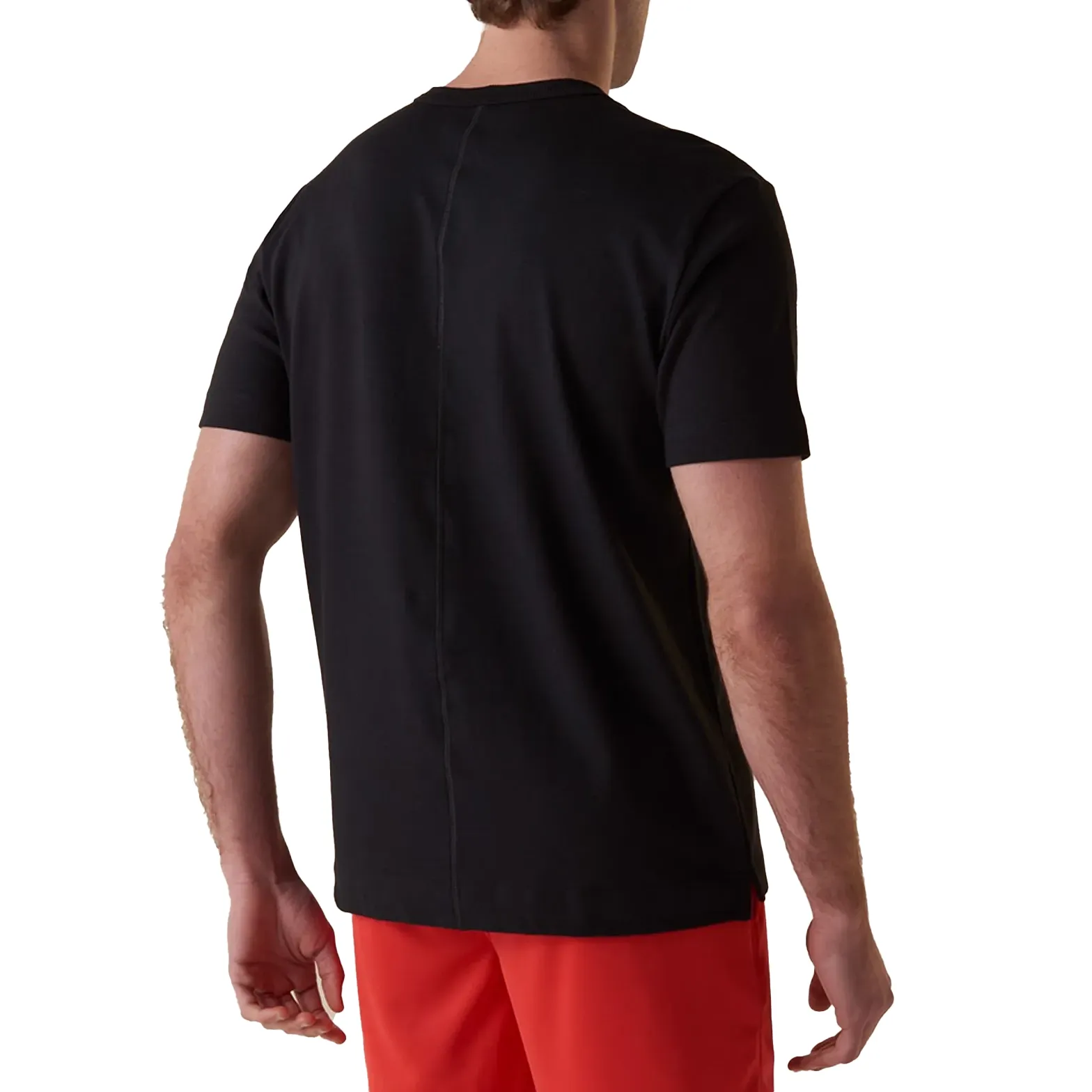 Camiseta Fila Masculina Regular Essential Everyday na cor preta vista lateral com detalhes de acabamento