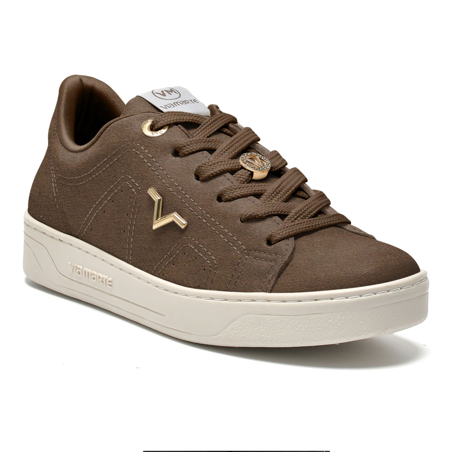 Tênis casual Via Marte feminino na cor marrom cinnamon, material sintético com acabamento fosco, detalhe metálico dourado e solado branco emborrachado.