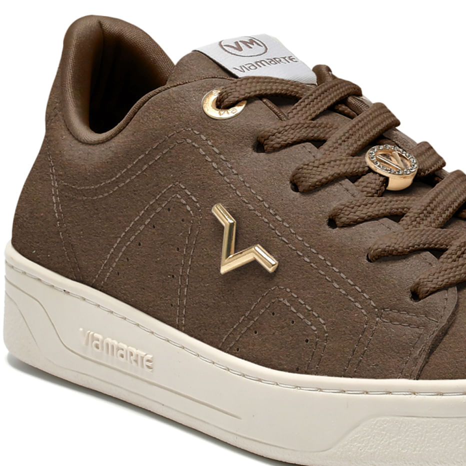 Vista lateral do tênis casual Via Marte feminino marrom cinnamon, destaque para cadarço e logo metálico dourado.