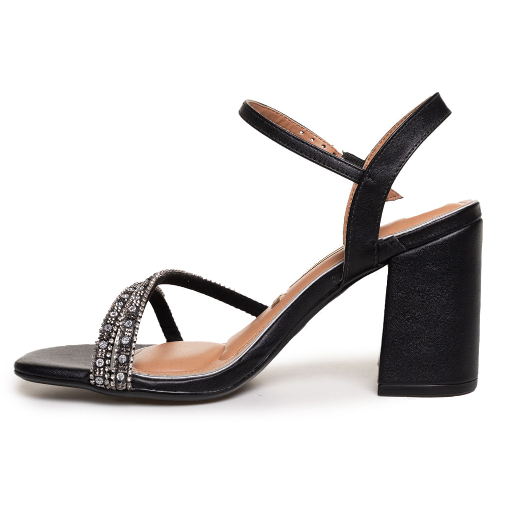 Sandália Vizzano salto grosso preta com pedras destacando design e conforto