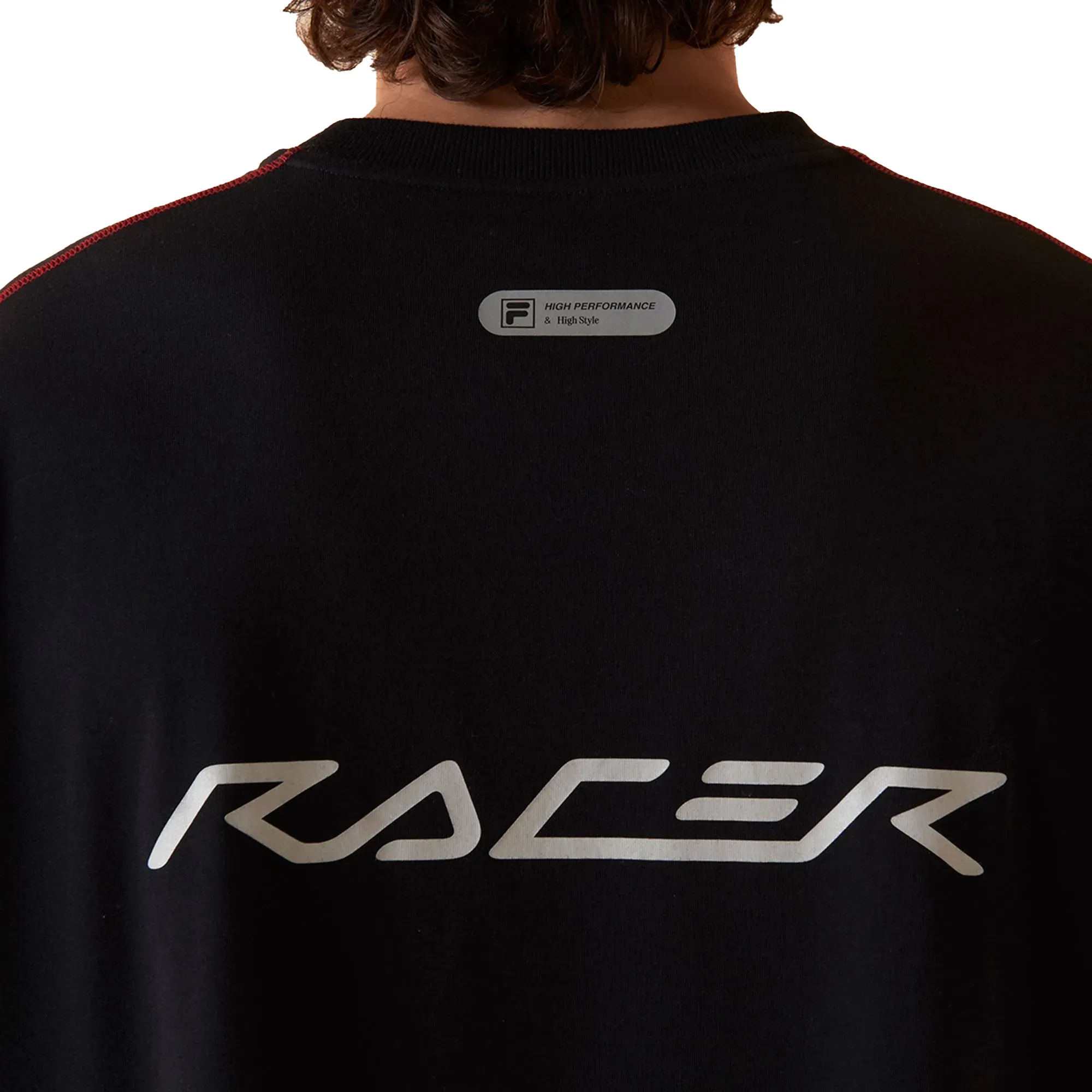 Detalhe da estampa prateada e logo pequeno na parte traseira da camiseta Fila Running