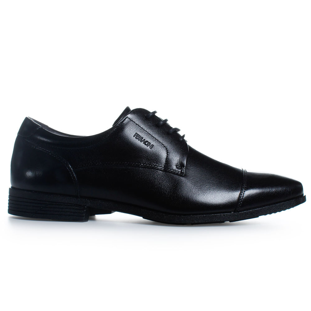 Sapato social preto masculino com fechamento de cadarço, sola preta com relevo e logo Ferracini na lateral