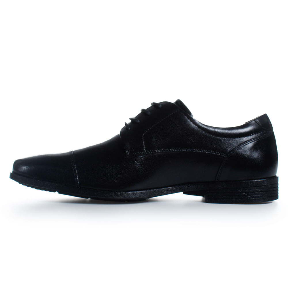 Vista lateral do sapato social preto masculino Ferracini com cadarço e sola antiderrapante