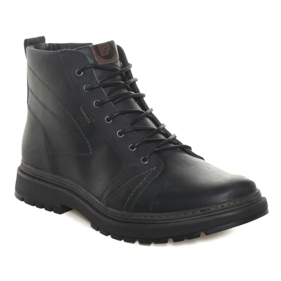 Bota masculina Free Way preta em couro vista frontal com logo e sola antiderrapante