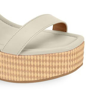 Vista lateral da sandália Vizzano salto bloco alto off white mostrando fechamento por fivela