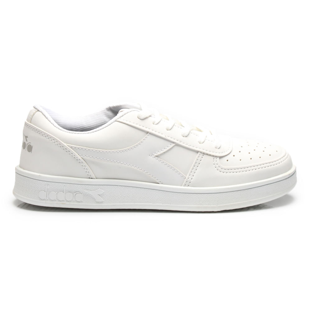 Tênis esportivo branco com solado branco e fechamento por cadarço, detalhes em couro sintético, design minimalista e elegante
