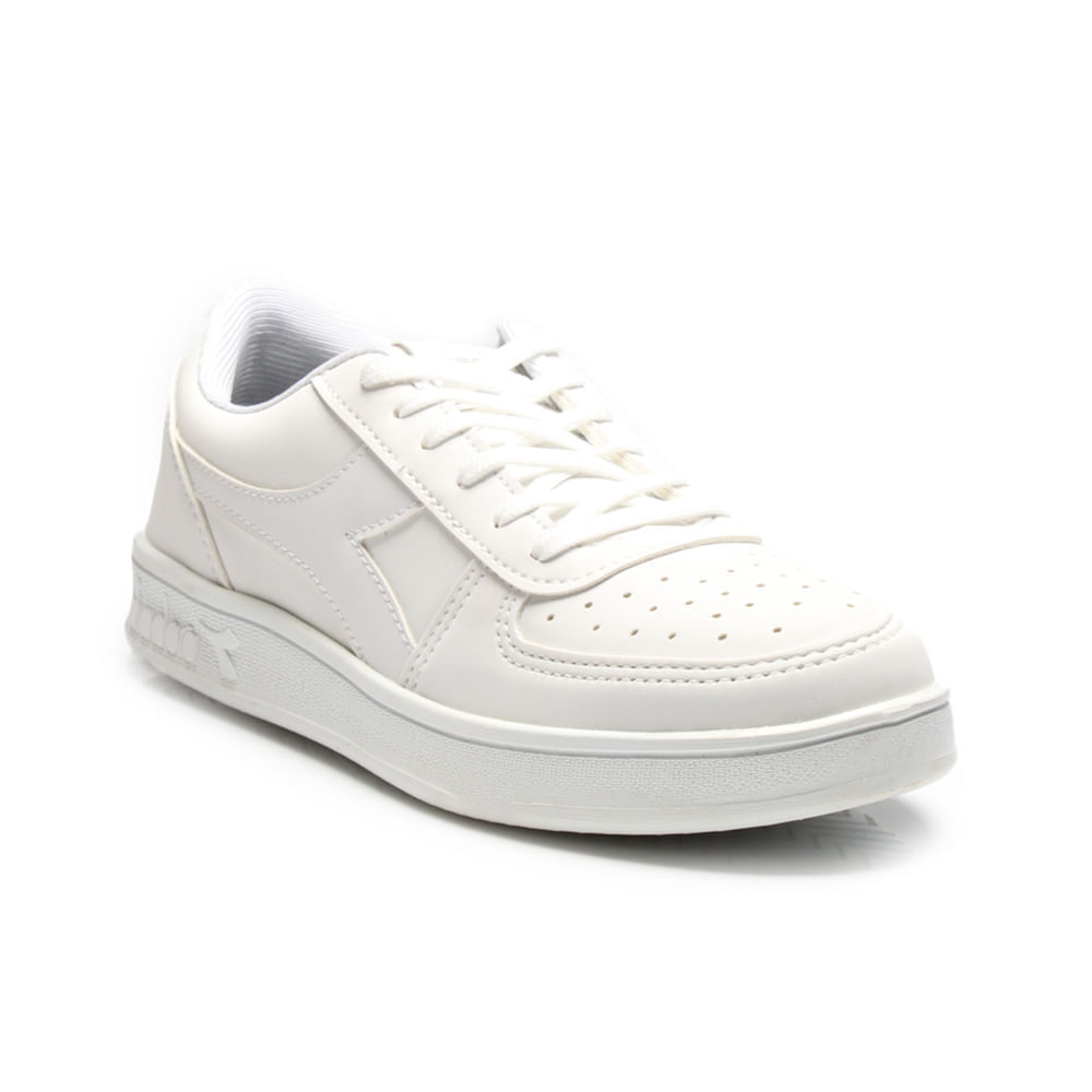 Tênis branco com logotipo Diadora cinza, solado branco e fechamento por cadarço, ideal para uso casual