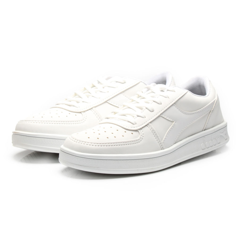 Tênis branco esportivo com detalhes em couro sintético, ideal para uso casual e urbano