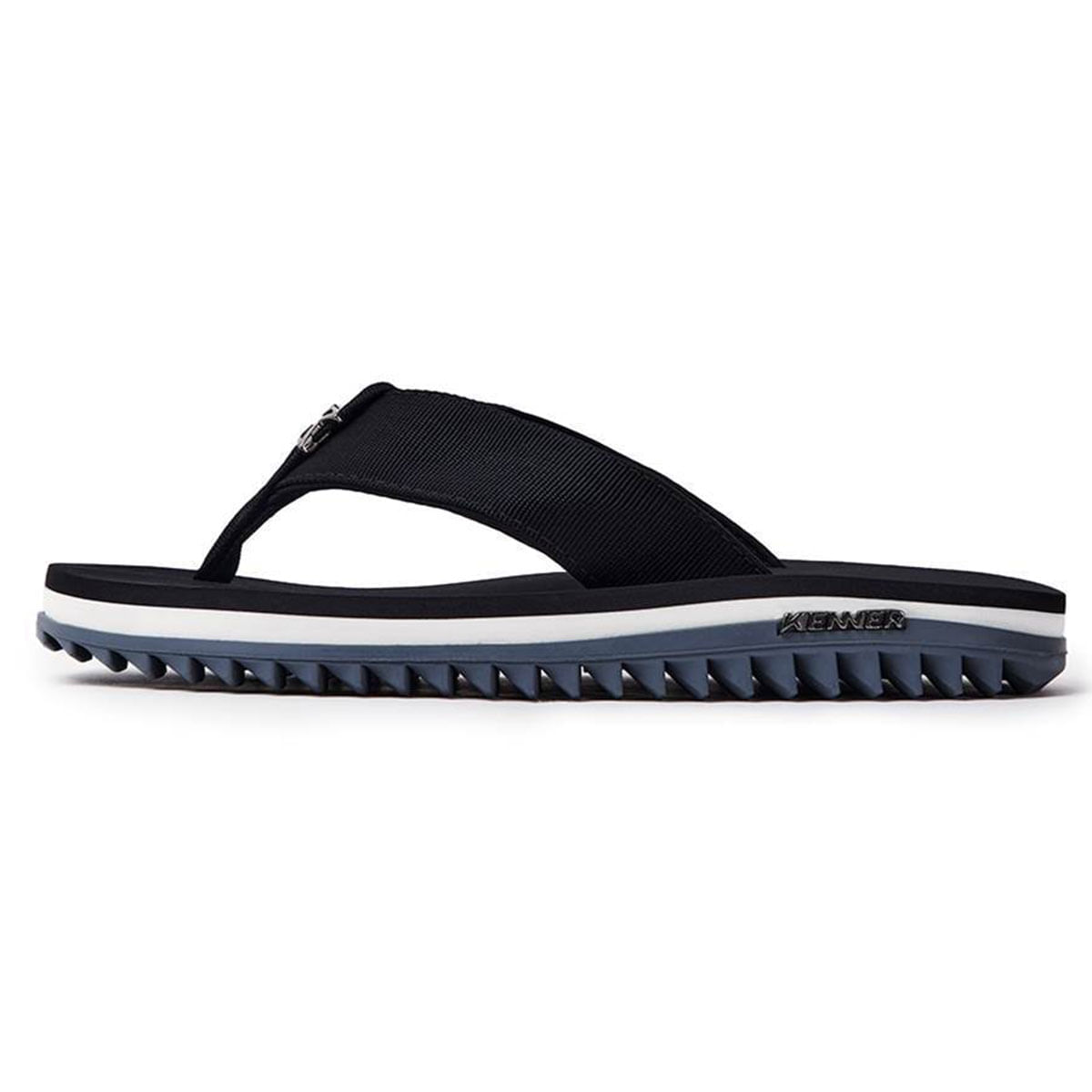 Vista lateral do chinelo Kenner masculino preto com detalhes brancos e cinza