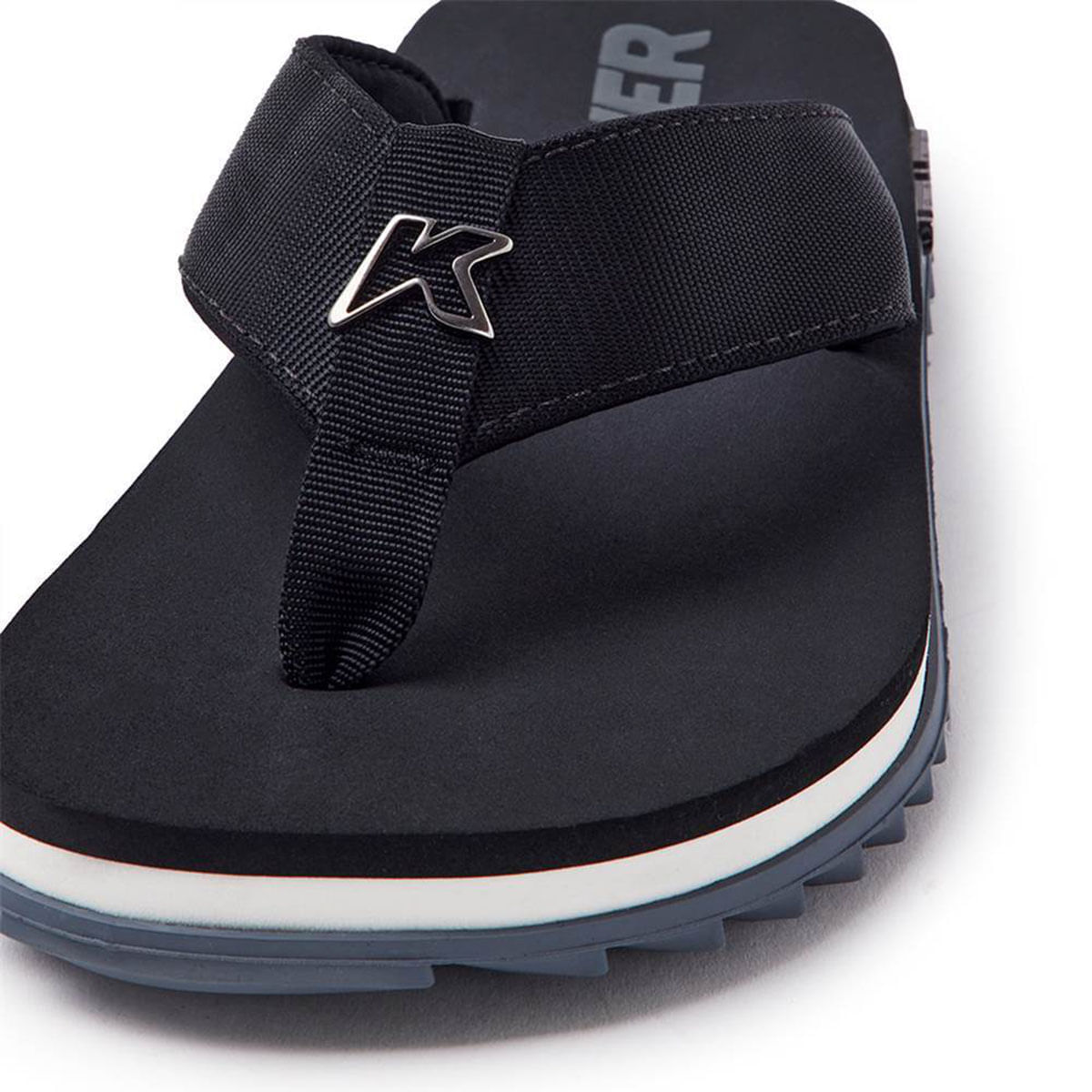 Chinelo Kenner masculino preto com detalhes brancos e cinza destacado para conforto