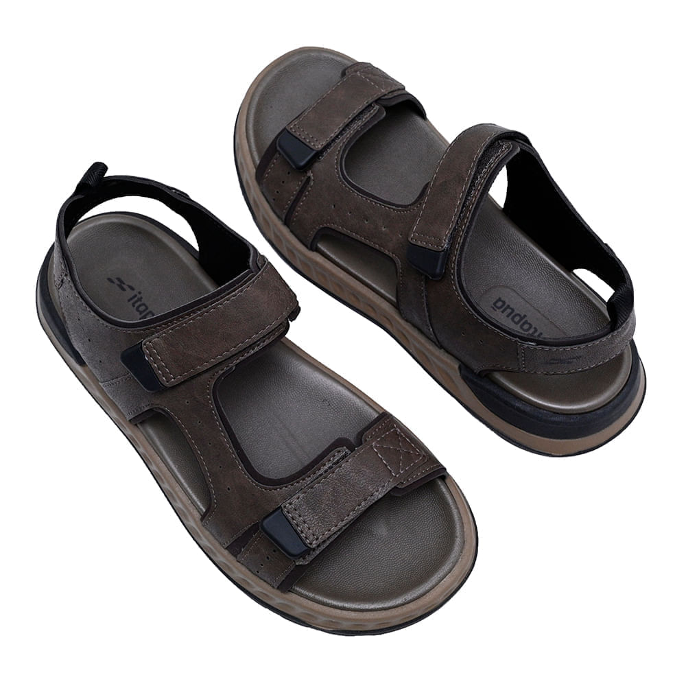 Detalhe da sandália Itapuã masculina com tiras cruzadas e velcro