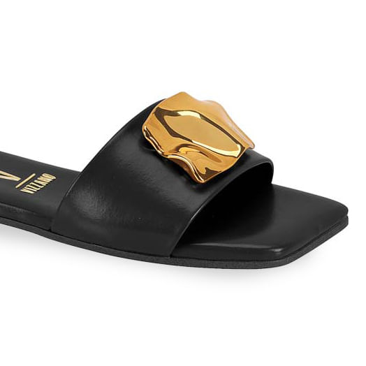 Tamanco Vizzano feminino preto com fivela dourada, vista lateral mostrando detalhes